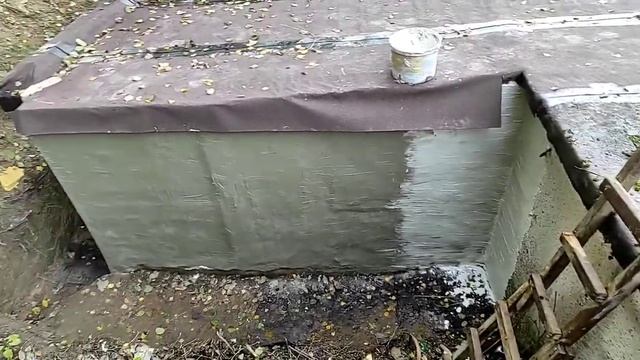 3) Ремонт задней стенки гаража - нанесение битума... смотреть онлайн