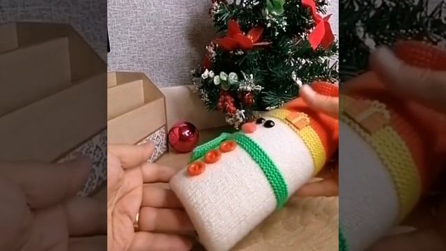 "Снеговик и Дед Мороз" вязаные спицами декоративные чехлы для бутылок вина и шампанского смотреть онлайн