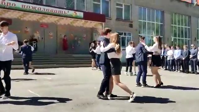 Вальс 9 классов МБОУ "Школы № 50" на Последний звонок смотреть онлайн
