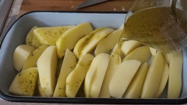 Картошка по-гречески в духовке/Potatoes in Greek in the oven смотреть онлайн
