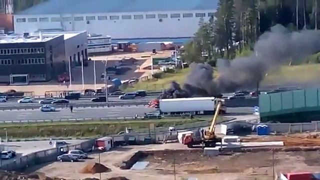 На минском шоссе горит автомобиль, на против заправки Трасса смотреть онлайн