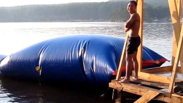 Epic flying girl in water / Эпичный полет девушки в воду смотреть онлайн