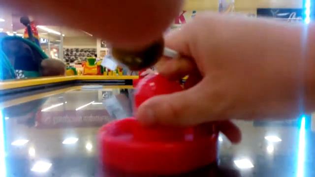 Играем в Аэрохоккей в Кемерово тц Радуга смотреть онлайн