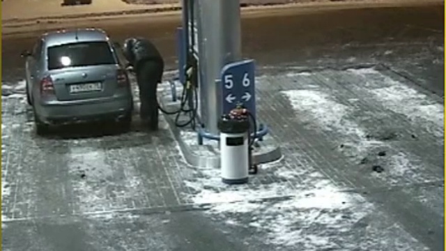 Посветил зажигалкой в бензобак