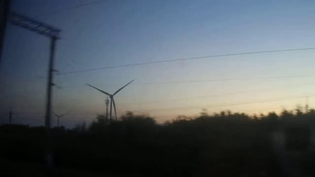 05.07.2022 г. Ветрогенераторы в полях между станциями Лихая и Зверево в Ростовской области.))) смотреть онлайн