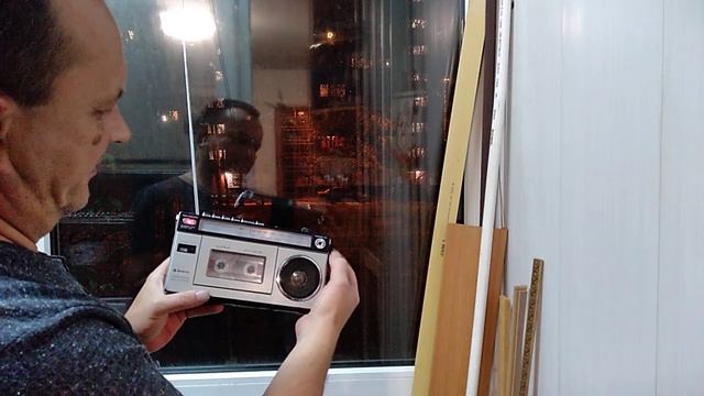 Прием на маленький транзисторный приемник Sanyo на СВ смотреть онлайн