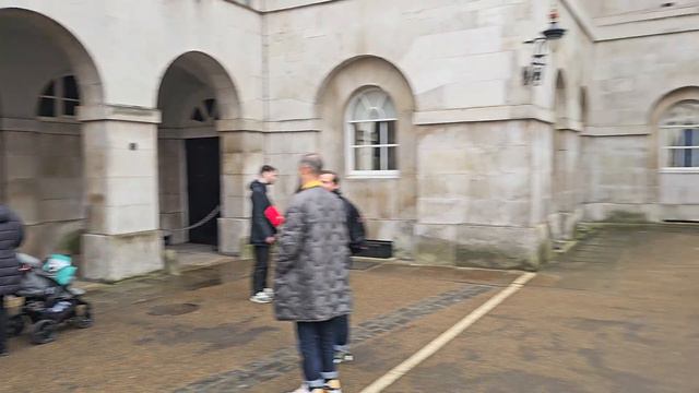 FAMOUS TROOPER makes his King's Guard colleague SMILE on duty at Horse Guards! смотреть онлайн
