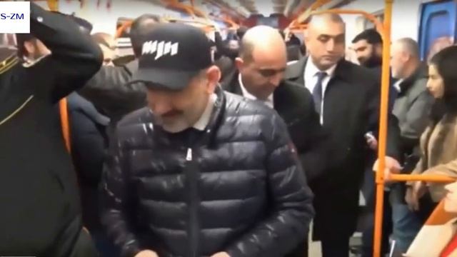 Пашинян унизили и в самом Ереване. Девушка разорвала буклет и швырнула в лицо Пашиняну. Позор!