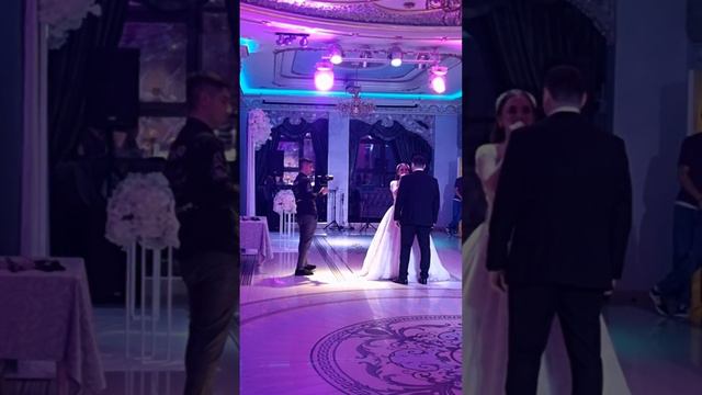 Жених расплакался, услышав пение невесты