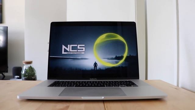 Macbook Pro 16 vs Macbook Air - Sound Quality Comparaison смотреть онлайн