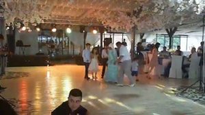 2 брата и сестра спели песню на свадьбе сестры