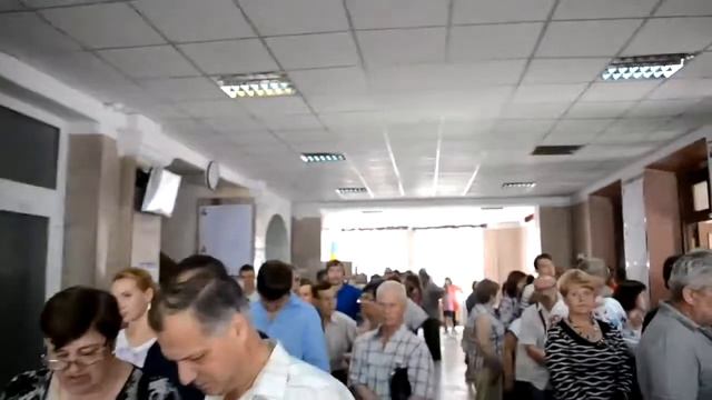 В Киеве большие очереди на участках и люди в вышиванках смотреть онлайн