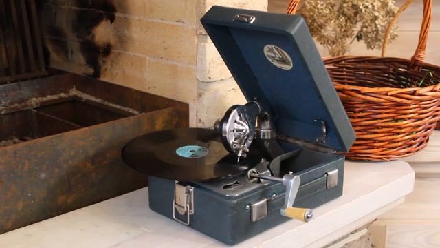 Редкие фонографы. Портативный советский патефон Артели "Граммофон", г. Ленинград. Her Master's Hobb смотреть онлайн