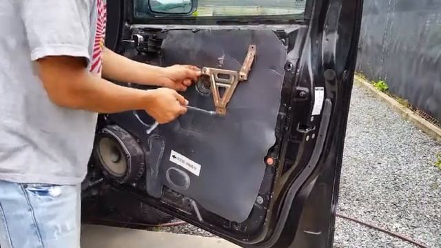 Spanish D40 Nissan Navara RHF Window Regulator Removal смотреть онлайн