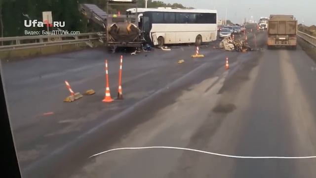 Легковушка и автобус въехали в асфальтоукладчик смотреть онлайн