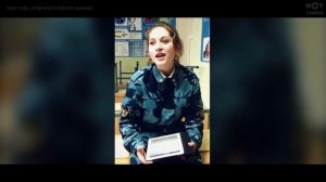 Девушка красиво поет “Когда мы были на войне“