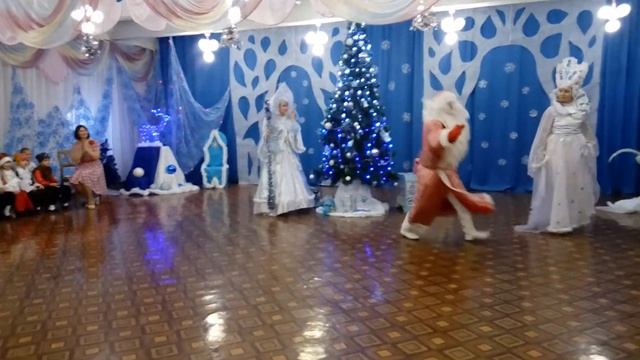 Дед Мороз зажигает. Детский сад Новосибирск 2016-2017 смотреть онлайн