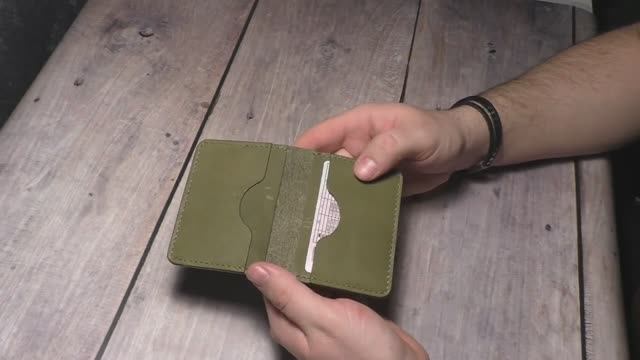 Изделия из кожи ручной работы. Картхолдер Колумб зеленый смотреть онлайн