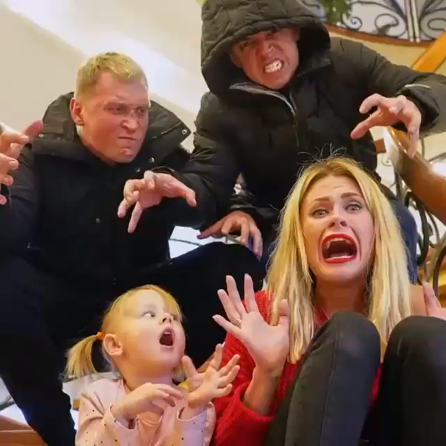 Одни дома смотреть онлайн