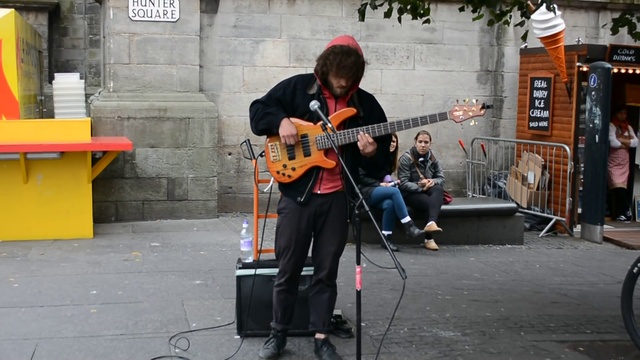 ИМПРОВИЗАЦИЯ НА БАС ГИТАРЕ ► Эдинбург, Уличный Гитарист смотреть онлайн