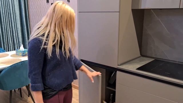 Обзор установленной кухни до потолка совмещенной с прихожей от фабрики Mobiform. смотреть онлайн