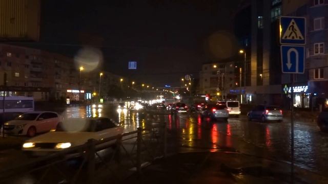 Дождливый вечер на Ленинском проспекте в Калининграде