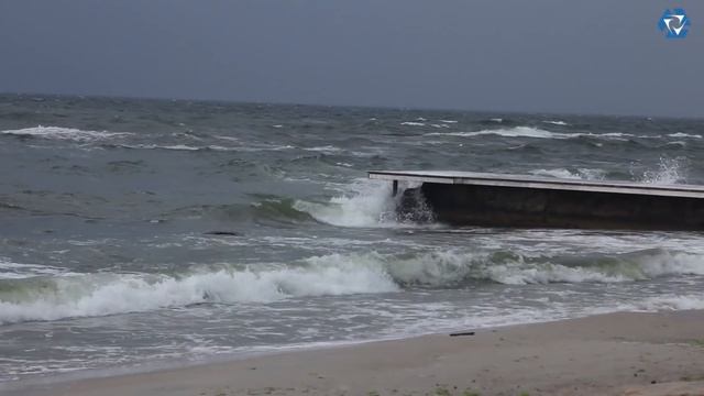 Одессит-экстремал купается во время грозы смотреть онлайн
