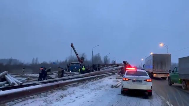 Под Тверью на трассе М-10 перекрыто движение из-за перевернувшегося лесовоза. Подробнее в Телеграме смотреть онлайн