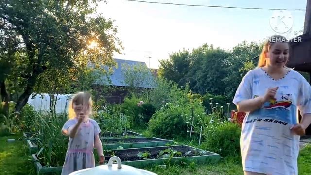 А У НАС ВЕСЕЛО/БОЛЬШОЙ КОМПАНИЕЙ ЕА ДАЧЕ/ смотреть онлайн