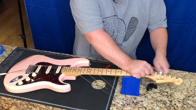 How to Restring a Fender Electric Guitar (Stratocaster) смотреть онлайн