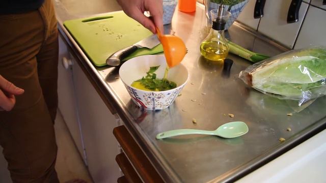 Ugnsbakad Tomat med Sotad Sallad | Mat Med Mera: Påsk [JESUS ÄR EN ZOMBIE] смотреть онлайн