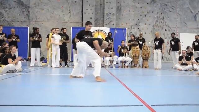 Mestre Paulinho Carioca - Batizado Capoeira Guaiamuns Paris 2016 - Troca de Corda Crua Amarela смотреть онлайн