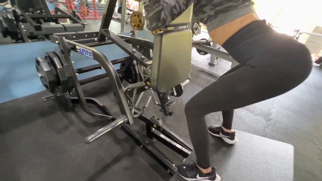 Приседаний в ГАК машине для ягодиц смотреть онлайн