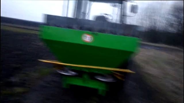 2Д работы на МТЗ с новым разбрасывателем удобрения Трактор весь в болоте нашел друзей смотреть онлайн