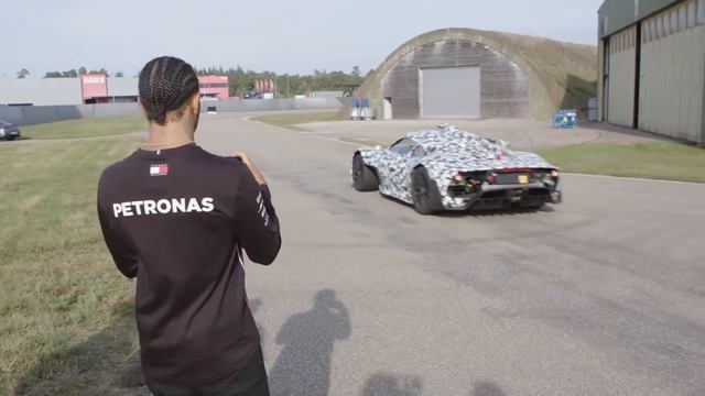 01 Lewis Hamilton meets the Mercedes AMG Project ONE Development Car смотреть онлайн