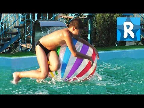 ★ Огромный Надувной Шар Прыжки в Воду Funny Crazy kids jumping with a huge balloon in the pool смотреть онлайн
