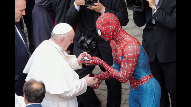 Pope Francis meets Spider-Man, receives his own superhero mask смотреть онлайн