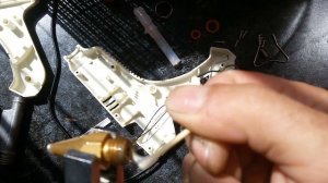 Клеевой пистолет Клей вытекает из входного отверстия