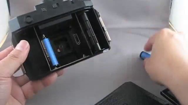Holga 120FN or 120CFN Battery Installation смотреть онлайн