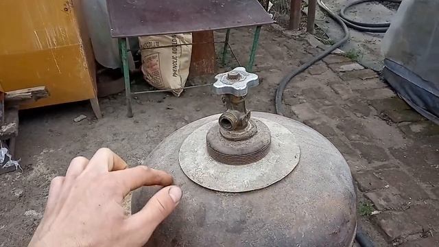 Бункерная кормушка для свиней из газового баллона своими руками. Bunker feeding trough for pigs. смотреть онлайн