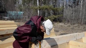 Этапы строительства дома из бруса. Лаги для пола, первые венцы, черновой пол