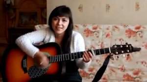 Девушка играет на гитаре и поёт по татарски