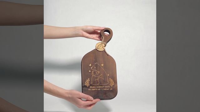 Разделочная доска из древесины кедра с гравировкой "Мама заменит всех, но никто не заменит ее". RD7 смотреть онлайн