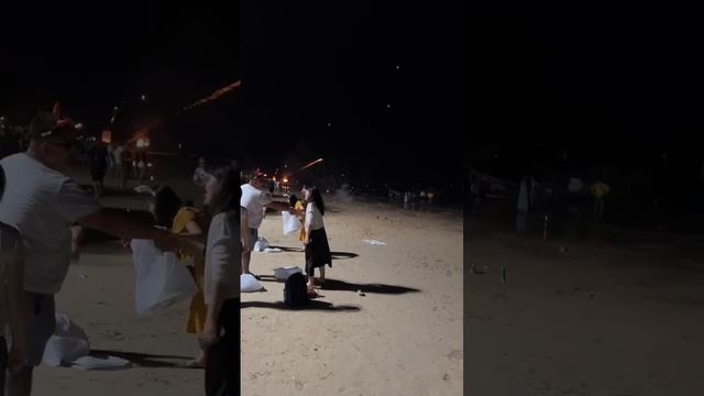 Новый год в Тайланде ? по традиции все идут на пляж #тайланд #новыйгод #традиции смотреть онлайн