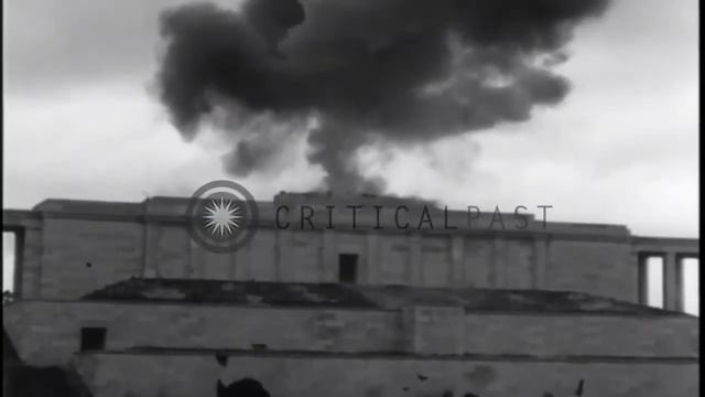 Подрыврыв свастики в Нюрнберге 25 апреля 1945 года американскими союзниками. смотреть онлайн