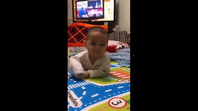 дети это счастье. всем привет. ребенок машет рукой смотреть онлайн