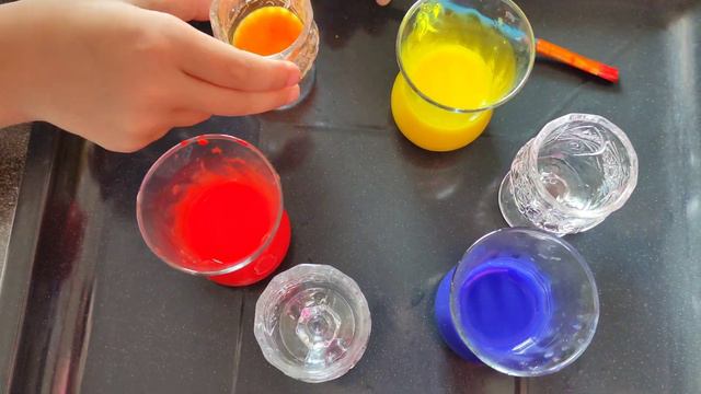 Эксперимент с переливанием подкрашенной воды для детей. смотреть онлайн