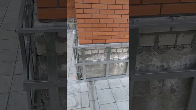 Установка каркаса на цоколь для обшивки цоколя панелями под кирпич,часть №1 смотреть онлайн