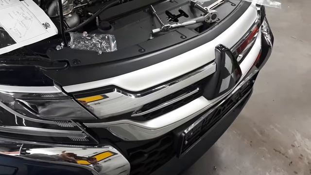 Упоры (амортизаторы) капота Mitsubishi L200 (Митсубиси Л200). Комплект креплений и амортизаторов