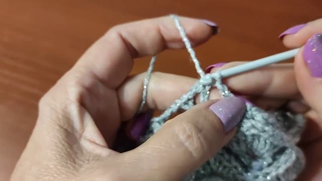 Осенняя шапочка крючком. Шапка очень красивым узором для начинающих. смотреть онлайн